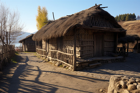 古老的村庄中的稻草房图片