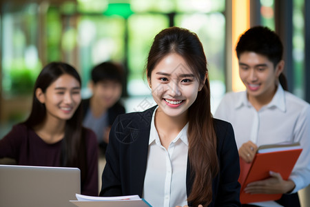 笑容满面的大学生图片