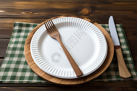 餐具摆在绿色格子桌布上图片