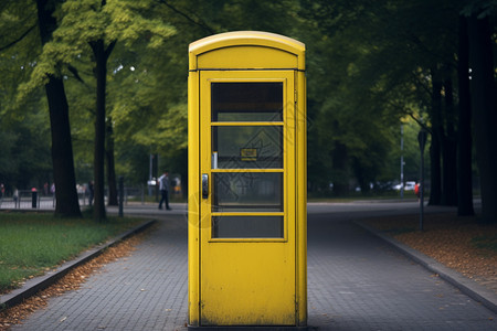 公园街道上的黄色电话亭图片