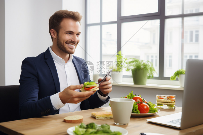 吃着简餐的男人图片