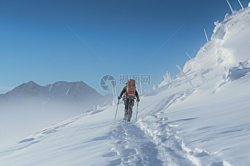 在雪山冰川上行走的冒险家图片