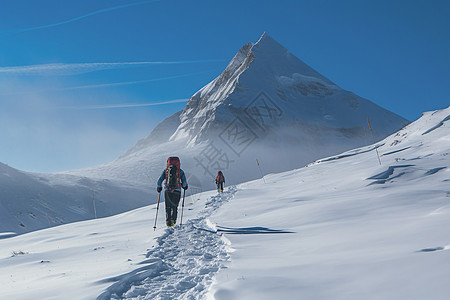 爬山在雪山上行走的冒险家背景