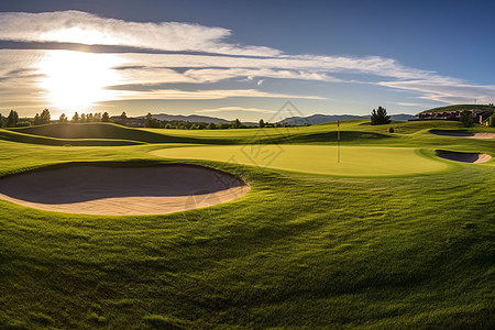 阳光下的高尔夫球场背景图片