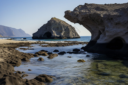 海边奇石拼成的岩石滩图片