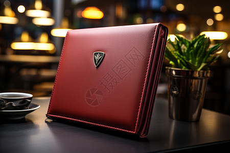 桌子上的红色钱包图片
