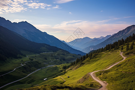 夕阳下的山中小路图片