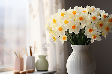 白色花瓶里的鲜花图片