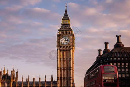 伦敦钟楼中穿行的红色双层巴士图片