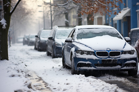 路边积雪的汽车图片