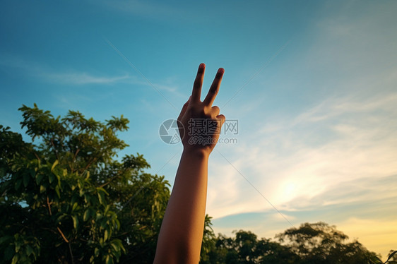 向天空伸出手臂图片