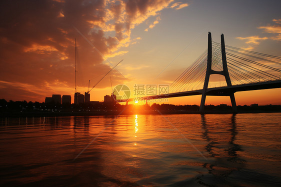 日落时分的拉索桥图片