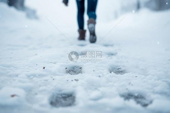 踏雪寻梅的女孩脚印图片