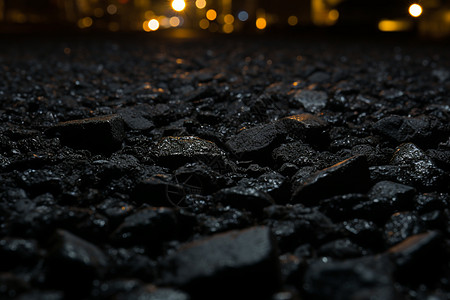 夜幕下的沥青石头街道图片