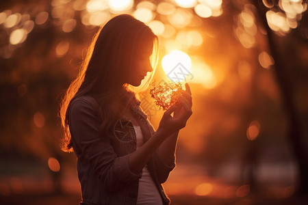 夕阳下的女子图片