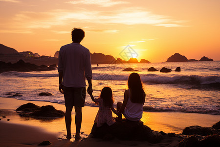 一家人在海滩上迎着日落，水波荡漾。背景图片