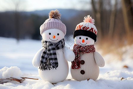 情侣围巾雪地上可爱的雪人玩具背景