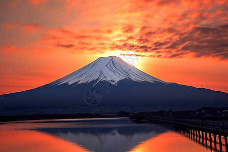 日出时富士山的美丽景观图片
