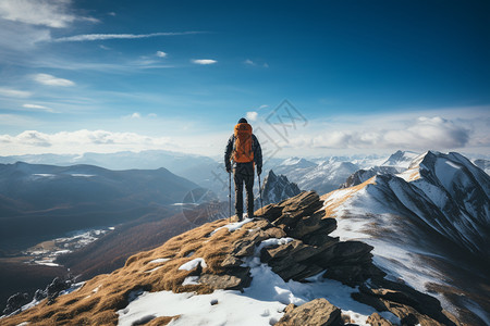 雪山之巅的探险者图片
