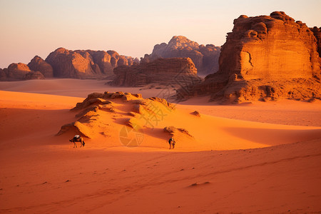 夕阳下辽阔的沙漠景观图片