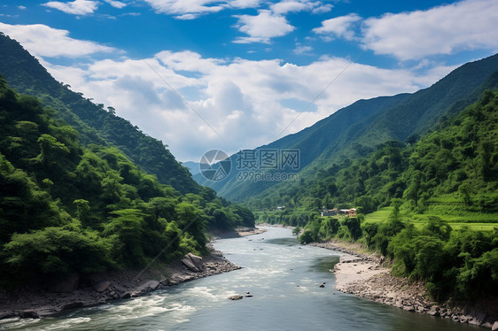 碧水流过翠绿的山谷图片