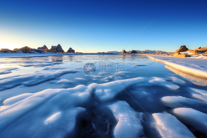 青海湖冰冻的景观图片