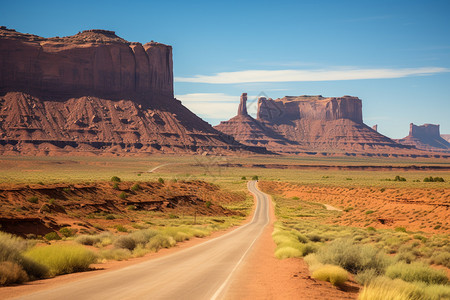 公路穿越沙漠与山脉图片