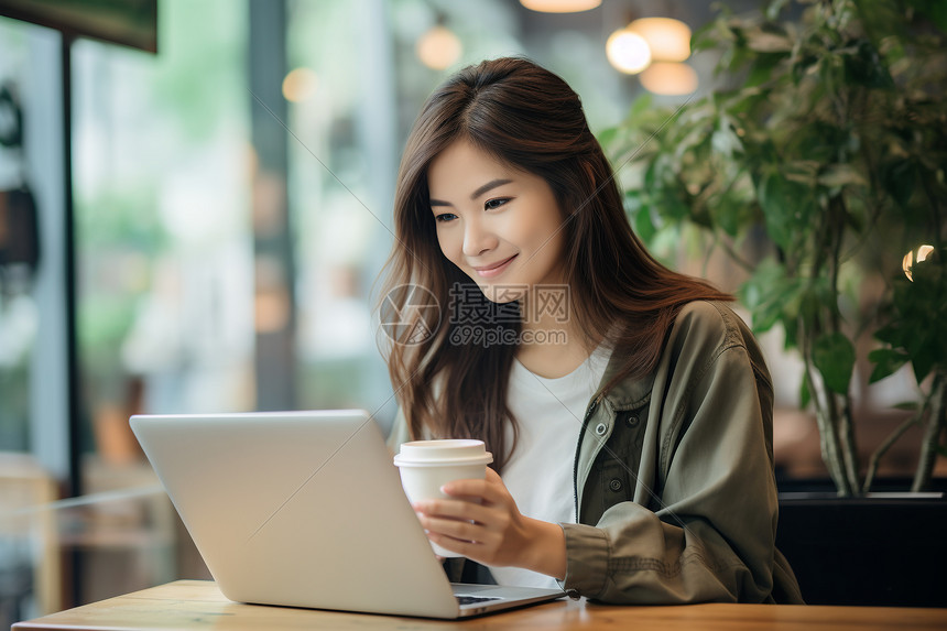 女孩在咖啡店用笔记本电脑办公图片