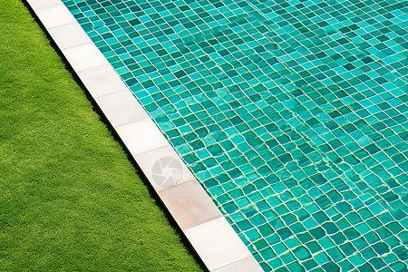 草坪和游泳池图片