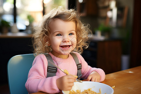 用小勺吃麦片的小女孩图片