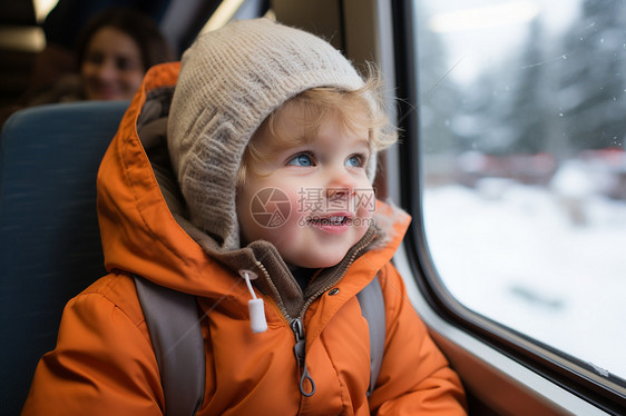火车上眺望车窗外风景的孩子图片