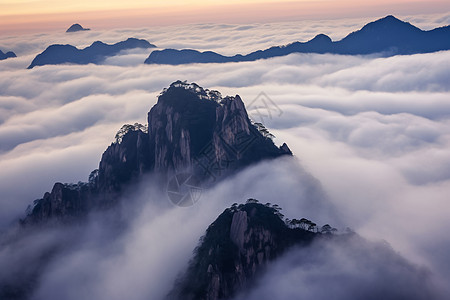 山雾霭缭绕图片