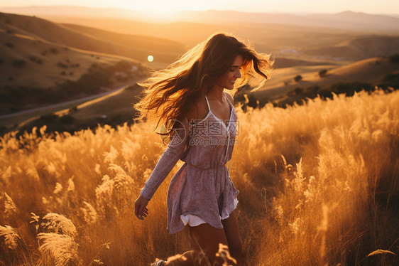 自由奔放的少女在高草地中漫步图片