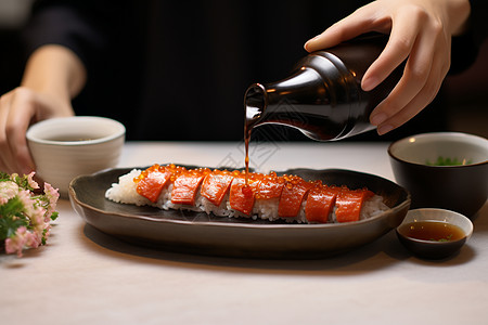 美味的寿司配上酱油和调料图片