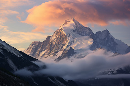 山日落云覆盖的山峰中的美丽色彩背景