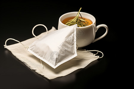 桌布的茶包和一杯茶图片