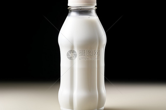 瓶装的牛奶乳制品图片