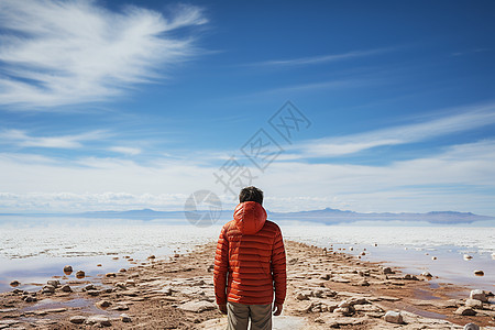 岩石前站立的男人图片