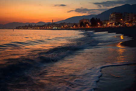 夕阳余晖下的城市海滩图片