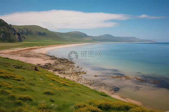 夏季宁静的海岸景观图片