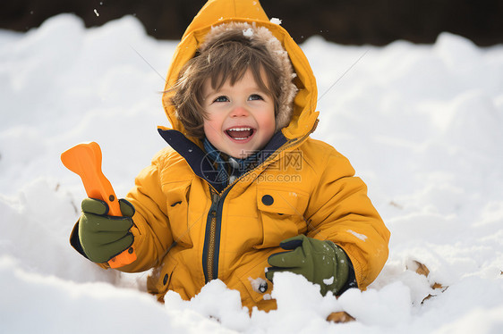 冬季玩雪的开心小男孩图片