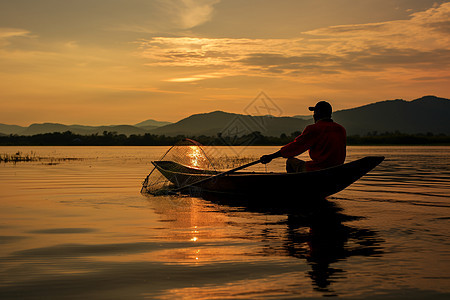 湖面上打渔的渔夫图片