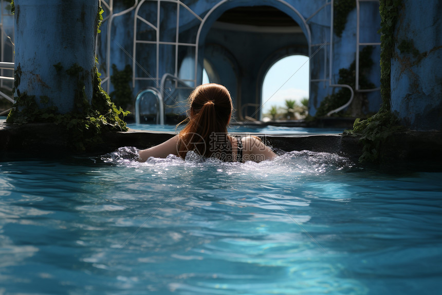 夏季室外游泳池中的女子图片