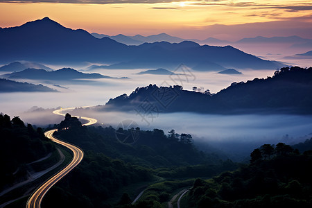 日出时山区的道路图片