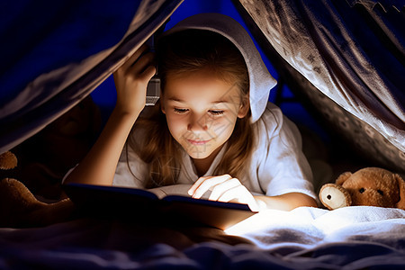 安静夜晚看书的孩子图片