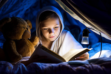 夜晚阅读书籍的孩子图片