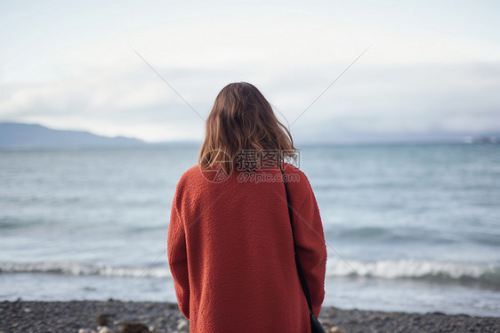 海边孤独寂寞的女孩图片