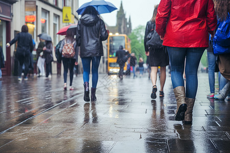 雨中人群行走图片