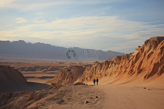 沙漠上的旅行者图片