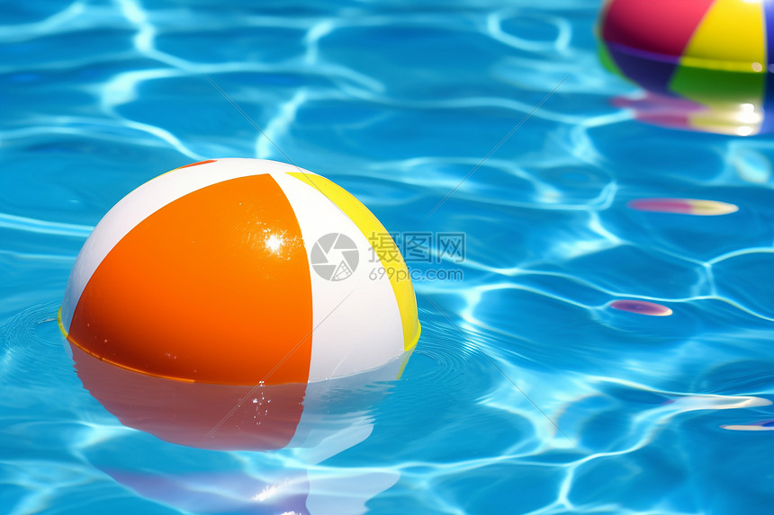 夏日泳池里的球图片